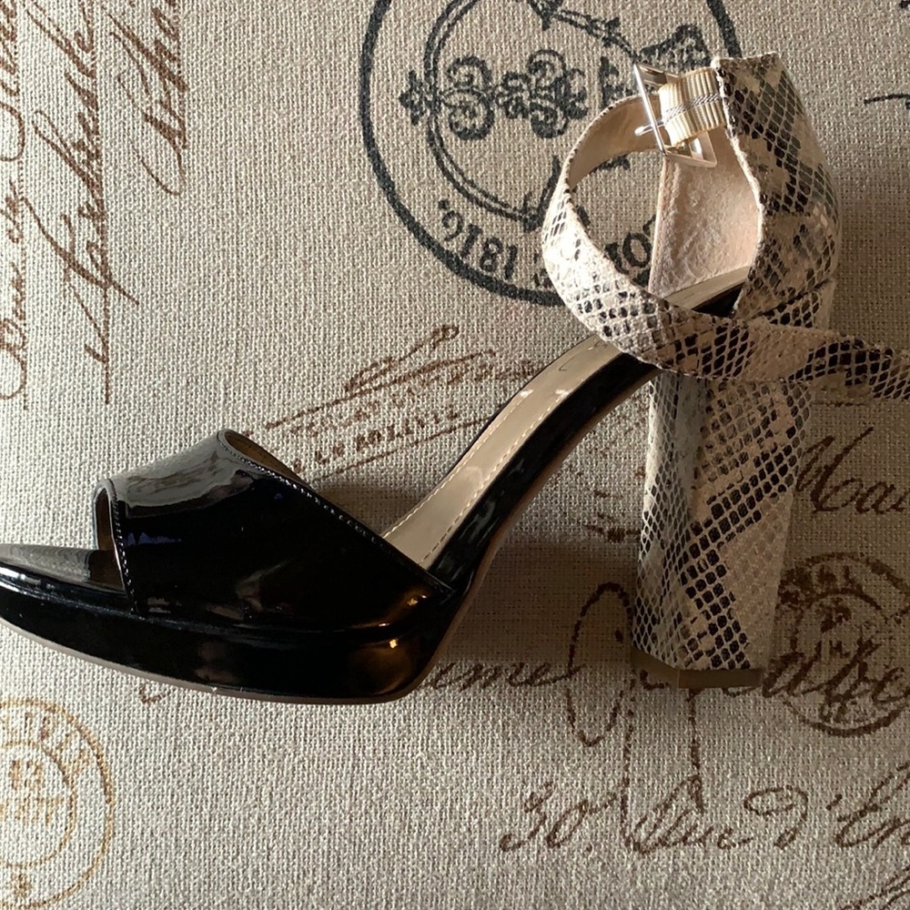 BCBG HEELS SIZE 8